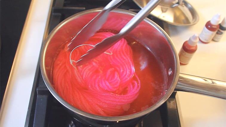 dyeing yarn with food coloring