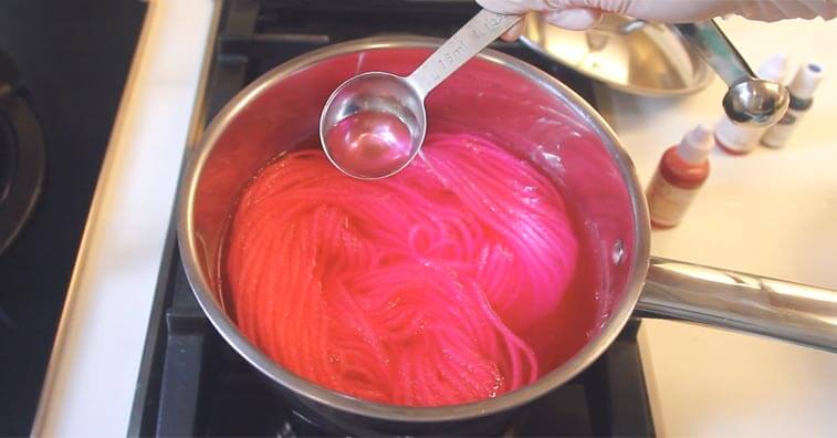 dyeing yarn with food coloring